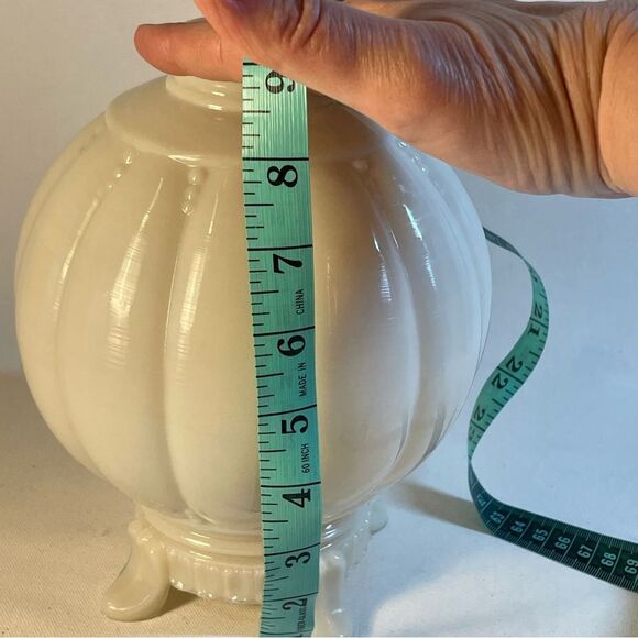 old ivory colored milk glass table lamp, vintage alacite Aladdin lamp shade - Picture 4 of 15